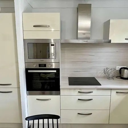 Coquet A 300m De La Avec Garage Et Balcon - - Fr-1-225-668 *