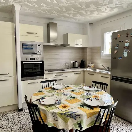 Lägenhet Coquet A 300m De La Avec Garage Et Balcon - - Fr-1-225-668
